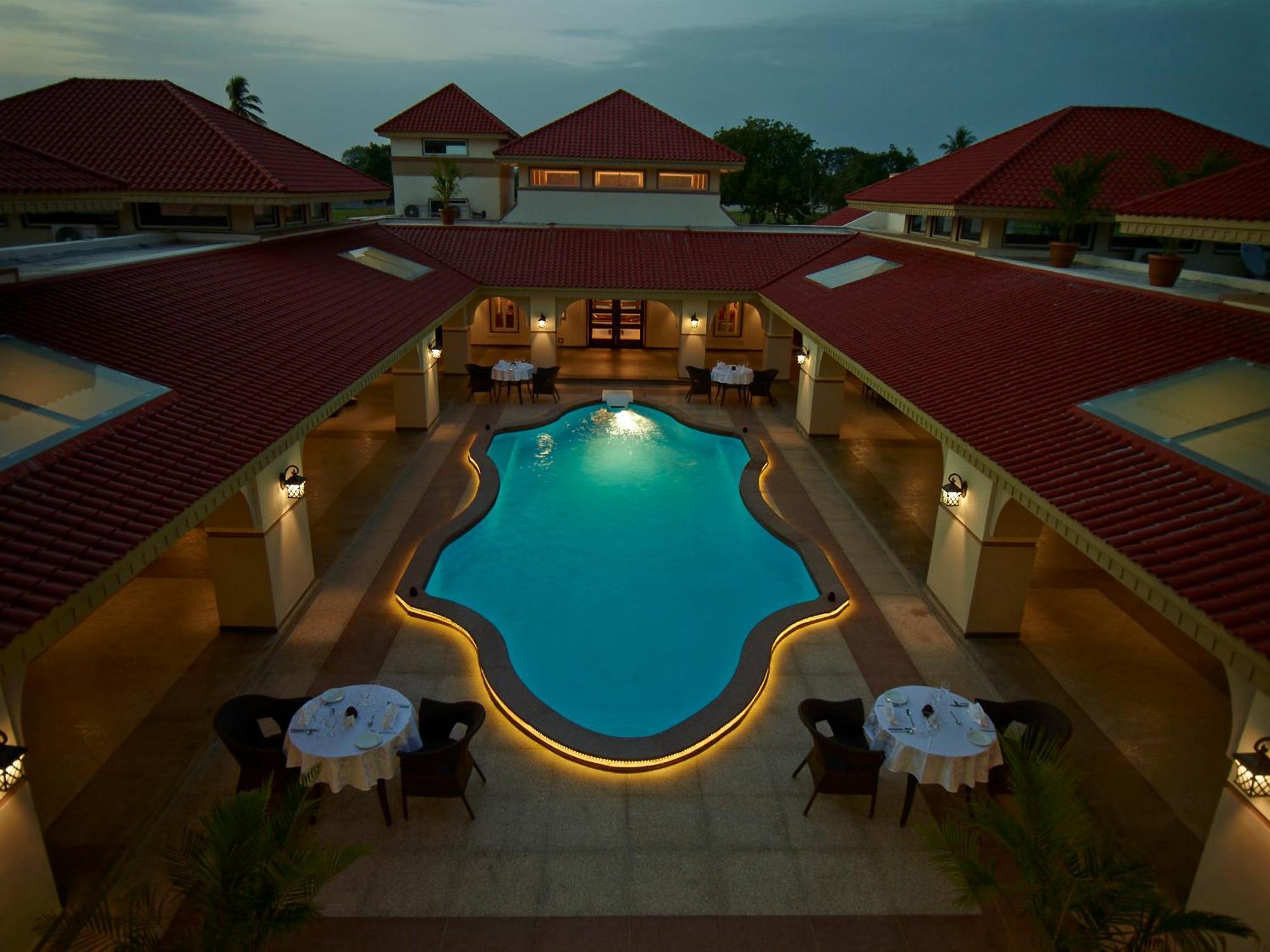Neonz Resort & Club Ānand Exterior foto